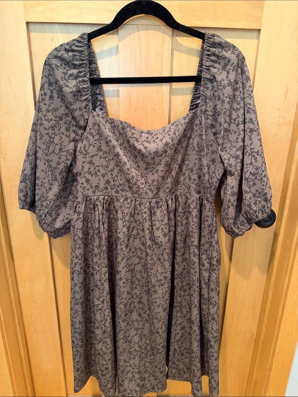 Wishlist Gray with black Floral Puff Sleeve Midi Dress with pockets!!